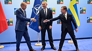 Handschlag zwischen dem türkischen Präsidenten Erdogan und dem schwedischen Ministerpräsidenten Kristersson