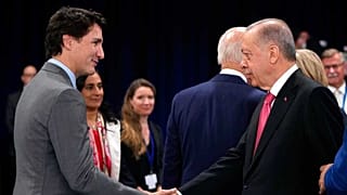 Arşiv: Cumhurbaşkanı Erdoğan, Kanada Başbakanı Justin Trudeau ile İspanya'daki NATO zirvesinde el sıkışıyor. 2022