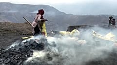 Unter härtesten Bedingungen arbeiten die Arbeiterinnen und Arbeiter in den Kohleminen Indiens