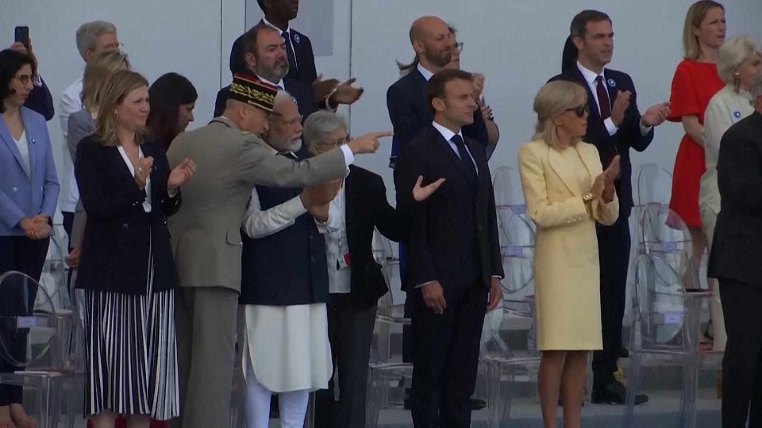 El primer ministro de la India, ; el presidente francés Emmanuel Macron en el desfile militar del 14 de julio 