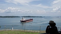 Mit einem riesigen Segelschiff fuhren Jungmatrosen der chilenischen Marine durch den Panamakanal