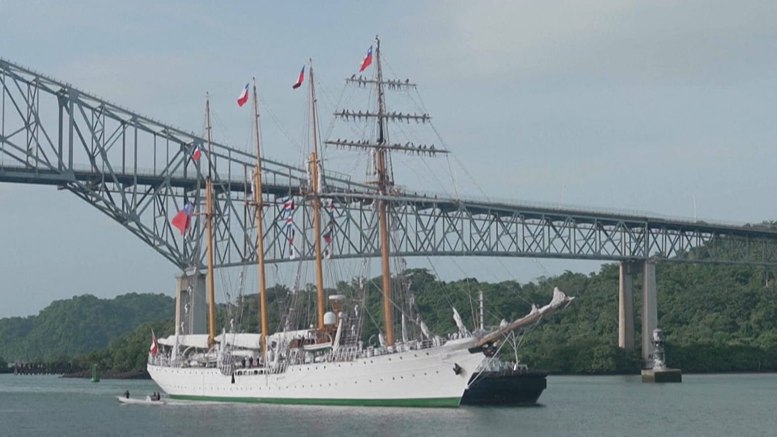 Aunque es frecuente que yates crucen el Canal, es inusual el paso de un velero grande como el "Esmeralda".