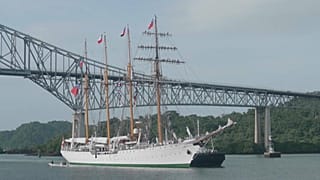 Aunque es frecuente que yates crucen el Canal, es inusual el paso de un velero grande como el "Esmeralda".