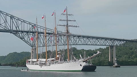 Aunque es frecuente que yates crucen el Canal, es inusual el paso de un velero grande como el "Esmeralda".