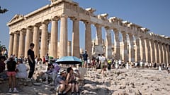 Wer sich keinen Sonnenschutz mitbringt, ist an der Akropolis der Sonne ausgeliefert.