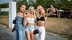 Fesztiválozók fotózkodnak a Balaton Soundon Zamárdiban