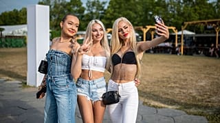 Fesztiválozók fotózkodnak a Balaton Soundon Zamárdiban
