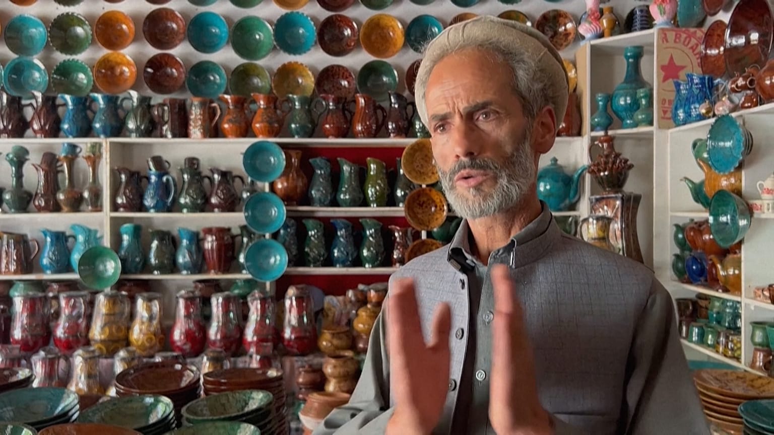 نور آقا فقیری، سفالگر، ۵۳ ساله دارد