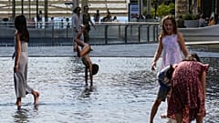Kinder kühlen sich in Mailand am 15. Juli 2023