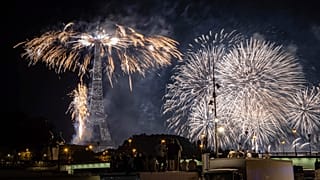 الألعاب النارية تضيء سماء باريس احتفالاً بالعيد الوطني الفرنسي، 14 يوليو 2023