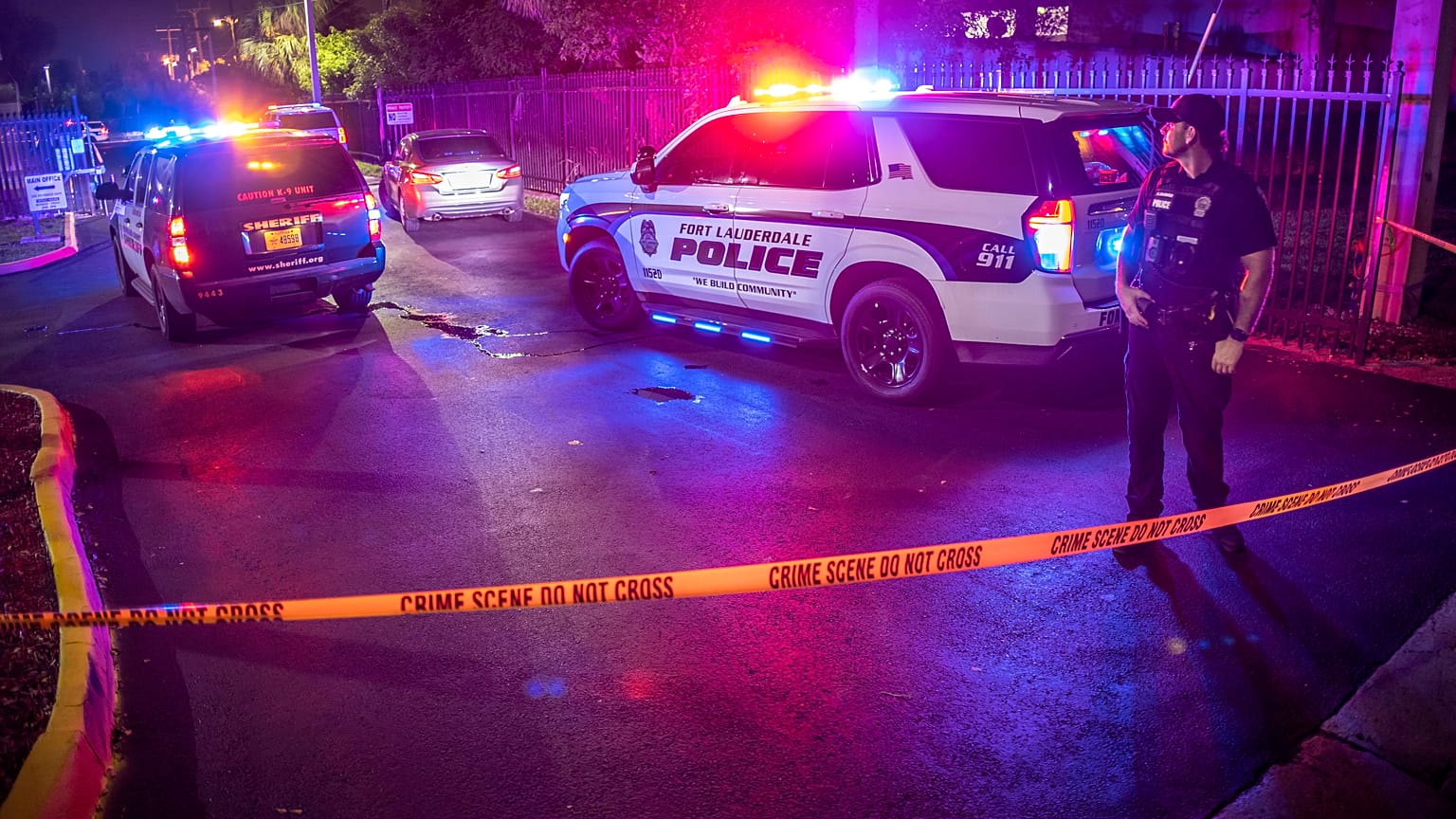 Rendőrtiszt a Fort Lauderdale-ben elkövetett lövöldözés helyszínén július 5-én (illusztráció)