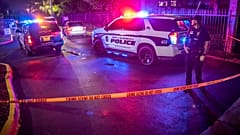 Rendőrtiszt a Fort Lauderdale-ben elkövetett lövöldözés helyszínén július 5-én (illusztráció)