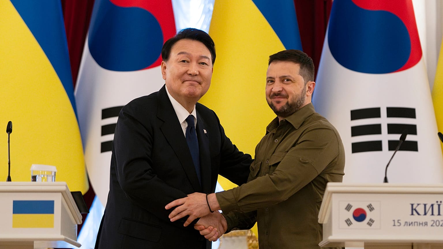 Le président sud-coréen Yoon Suk Yeol (à gauche), et le président ukrainien Volodymyr Zelensky, à Kyiv, le 15 juillet 2023.