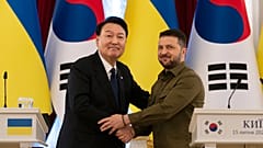 Yoon Suk-yeol an der Seite seines ukrainischen Amtskollegen Wolodymyr Selenskyj am 15. Juli 2023