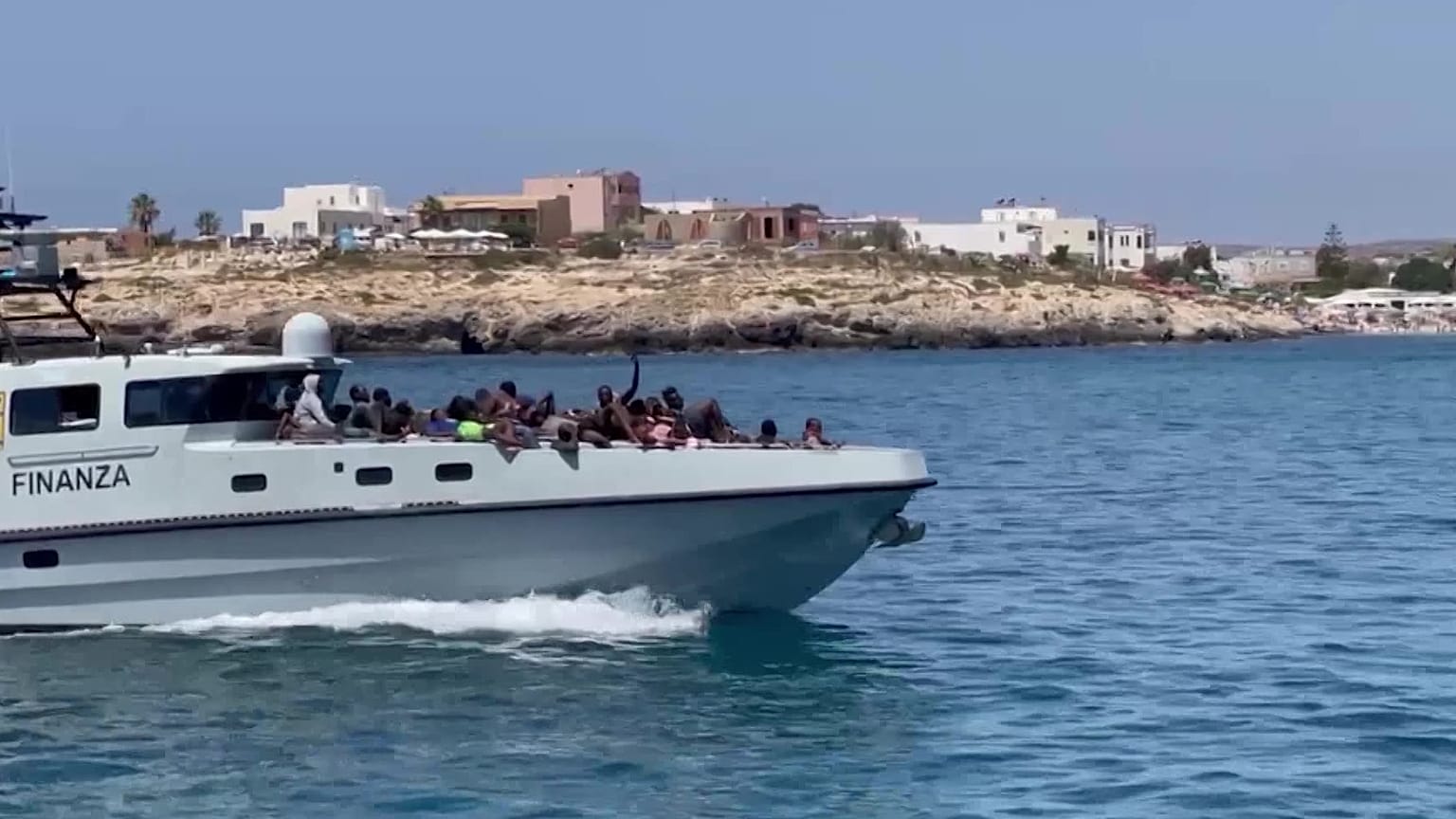 وصول مهاجرين إلى جزيرة لامبيدوزا