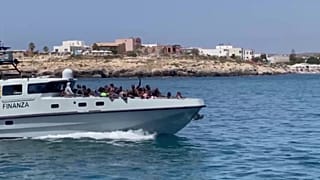وصول مهاجرين إلى جزيرة لامبيدوزا