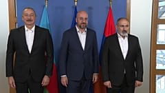 EU-Ratspräsident Charles Michel mit den beiden Vertretern Armeniens und Aserbaidschans am 15. Juli 2023