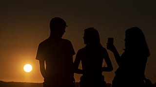 Emberek naplementekor a dél-spanyolországi Rondában 2023. július 15-én.
