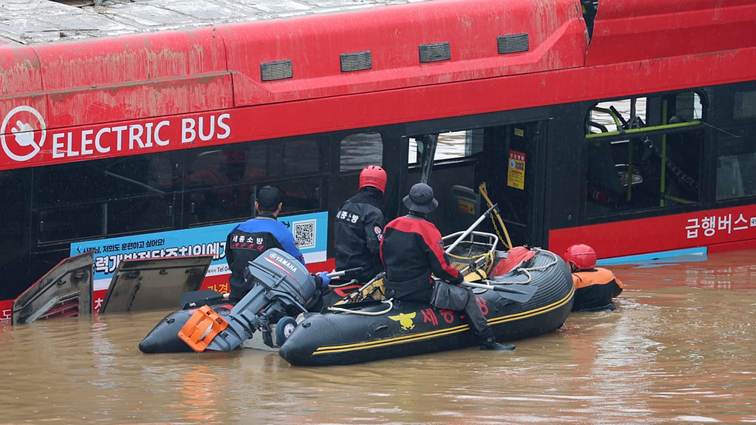 Operación de búsqueda a lo largo de una carretera sumergida por las aguas en Cheongju, Corea del Sur, el 16 de julio de 2023