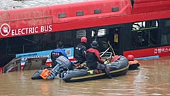 Operación de búsqueda a lo largo de una carretera sumergida por las aguas en Cheongju, Corea del Sur, el 16 de julio de 2023