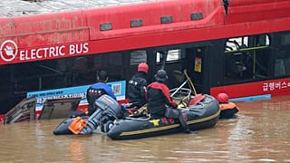 Operación de búsqueda a lo largo de una carretera sumergida por las aguas en Cheongju, Corea del Sur, el 16 de julio de 2023