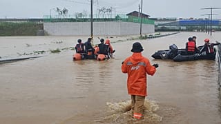 Les services de secours à la recherche de survivants près d'un tunnel submergé dans la région de Cheongju (Corée du Sud), le 15 juillet 2023.