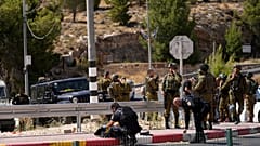 Forças de segurança israelitas inspeccionam local de um ataque perto do colonato judeu de Tekoa, na Cisjordânia, no domingo, 16 de julho de 2023.