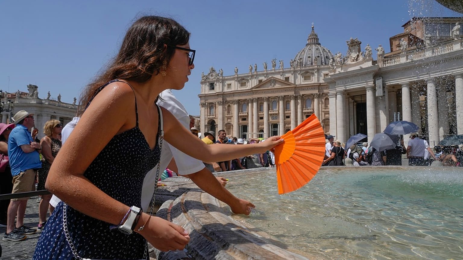 Abkühlung auf dem Petersplatz in Rom am 16. Juli 2023