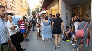 Los votantes esperan para emitir su voto por correo