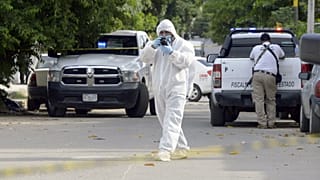 Полиция проверяет район, где был убит журналист Нельсон Матус в Акапулько, штат Герреро, Мексика