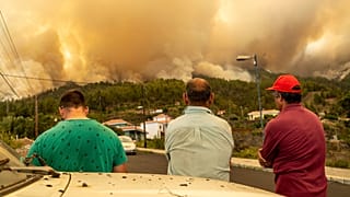 Σε ολόκληρη την Ευρώπη, οι επιπτώσεις της υπερθέρμανσης του πλανήτη είναι εμφανείς, συμπεριλαμβανομένων της ακραίας ζέστης και των πυρκαγιών στην Ισπανία.