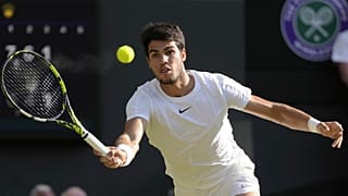 Tennis : Carlos Alcaraz remporte son premier Wimbledon en battant Novak Djokovic