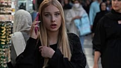 إيرانية تتجول في شوارع طهران دون حجاب على رأسها 