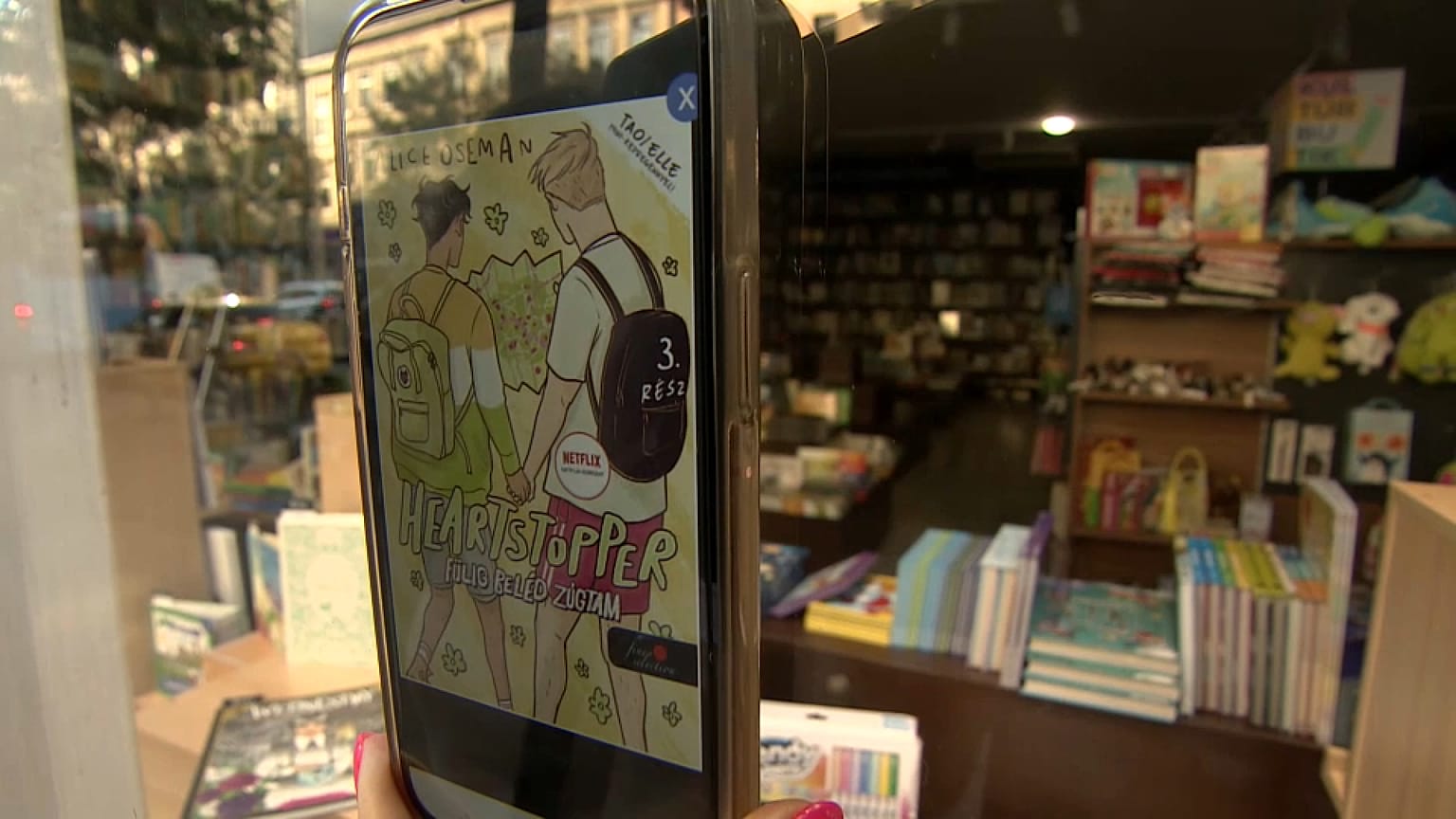 Das strittige Buch "Heartstopper" von Alice Oseman in einem Budapester Schaufenster