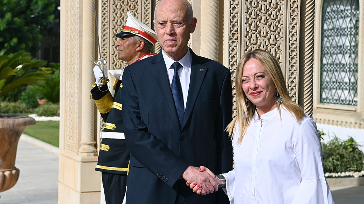  الرئيس التونسي قيس سعيد يصافح رئيسة الوزراء الإيطالية جيورجيا ميلوني في القصر الرئاسي بقرطاج، تونس، الأحد 16 يوليو 2023.