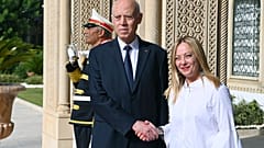  الرئيس التونسي قيس سعيد يصافح رئيسة الوزراء الإيطالية جيورجيا ميلوني في القصر الرئاسي بقرطاج، تونس، الأحد 16 يوليو 2023.