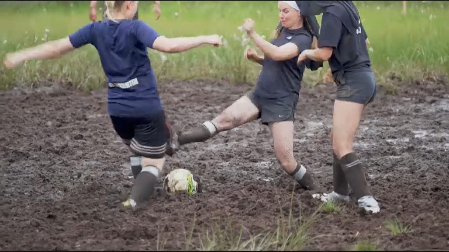 Teilnehmerinnen der Schlammfußball-WM in Finnland in Aktion