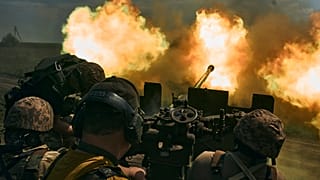 Des soldats ukrainiens tirent au canon près de Bakhmut, 15 mai 2023.