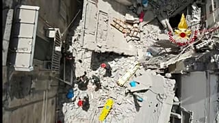 Equipos de rescate en un edificio derrumbado en Nápoles (Italia).