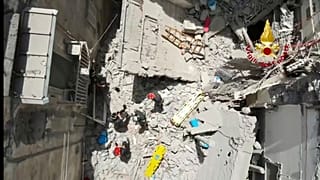 انهيار مبنى سكني في نابولي بإيطاليا