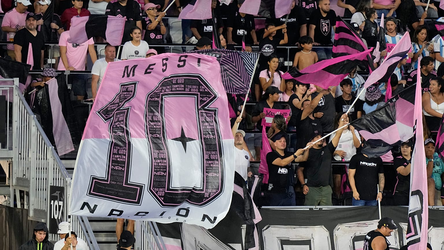 Fans welcome Messi at Inter Miami 