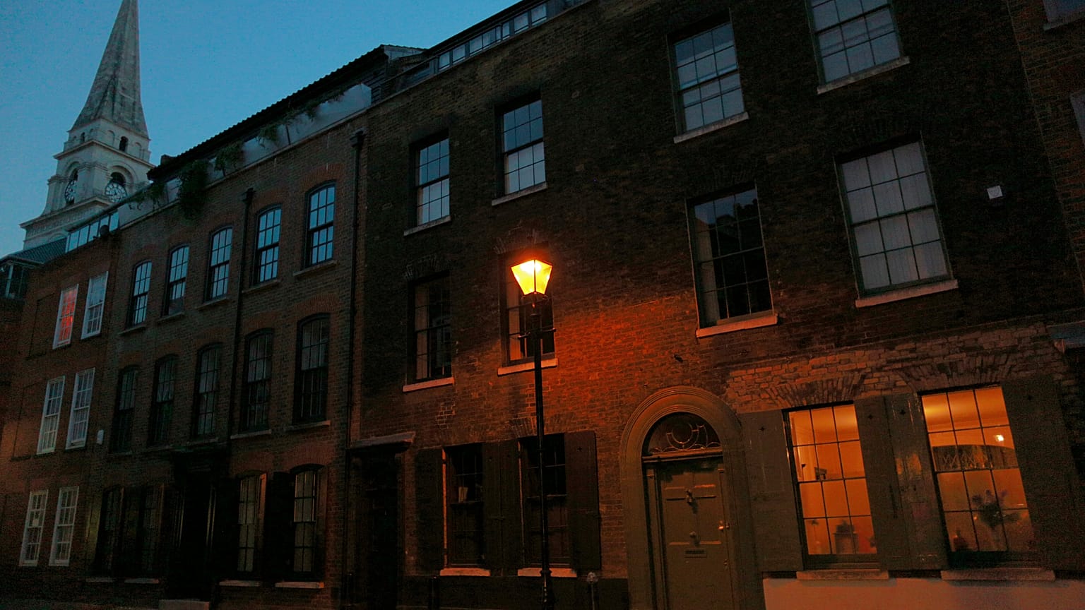 تُظهر الصورة شارعًا بالقرب من سوق Spitalfields حيث قتل "جاك السفاح" معظم ضحاياه في لندن في 8 سبتمبر 2014