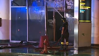 Bombeiros combatem as chamas no aeroporto da Catânia
