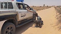 Des migrants secourus en plein désert à la frontière entre la Libye et la Tunisie