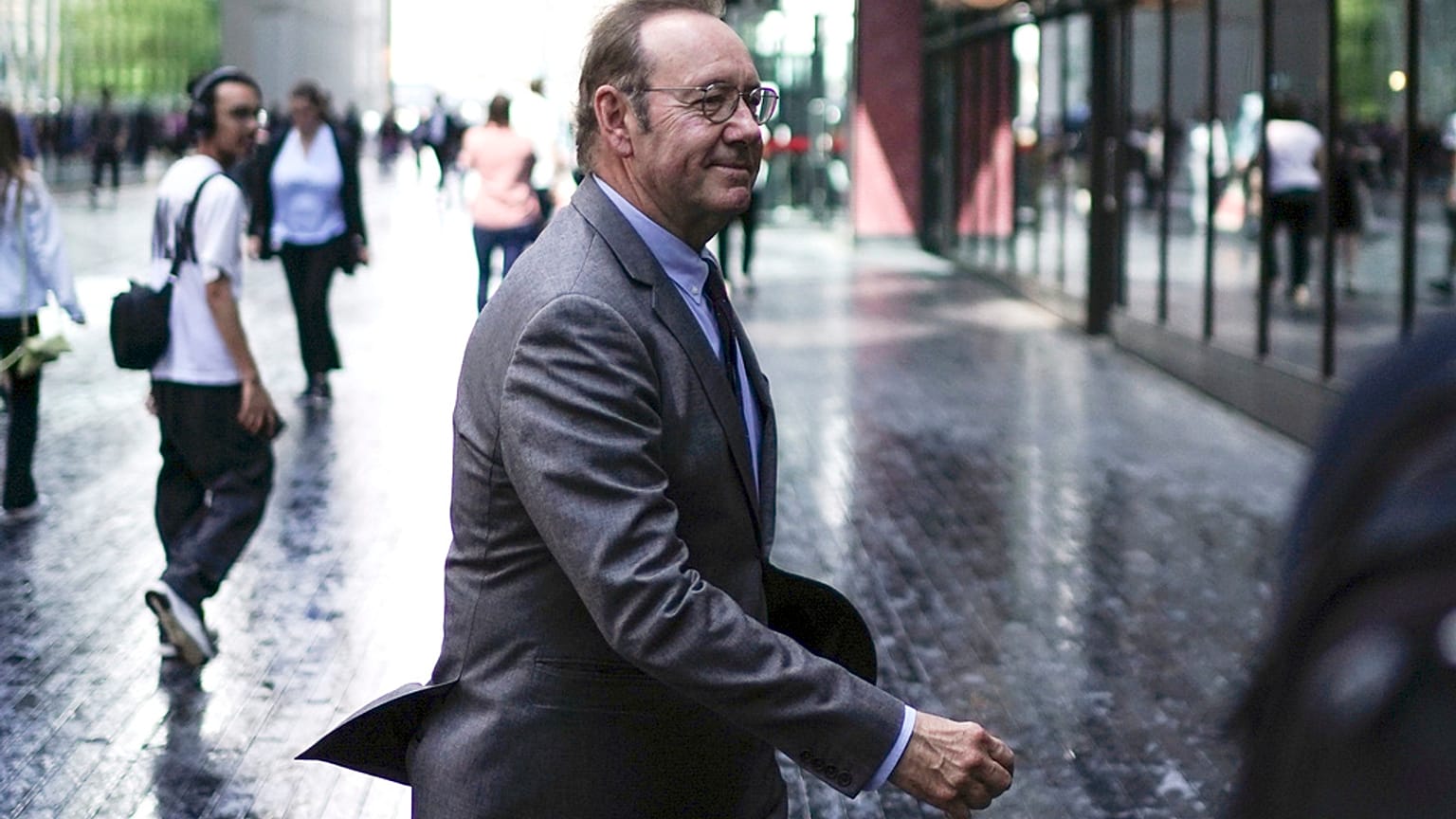 Kevin Spacey, Londra'daki Southwark Crown Mahkemesi'nin önünde