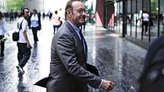 Kevin Spacey, Londra'daki Southwark Crown Mahkemesi'nin önünde