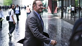 Kevin Spacey, Londra'daki Southwark Crown Mahkemesi'nin önünde