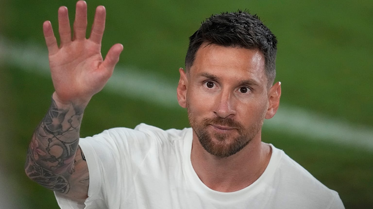 Messi köszönti a szurkolókat