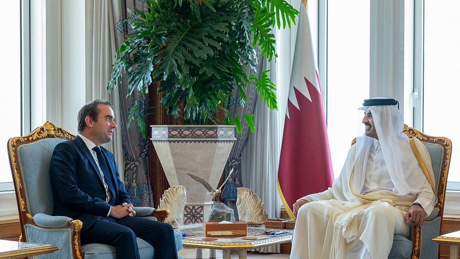 وزير الجيوش الفرنسي سيباستيان ليكورنو خلال اجتماعه بأمير قطر تميم بن حمد آل ثاني