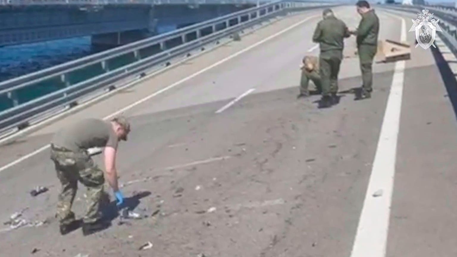 Des enquêteurs sur le pont de Crimée 17/07/23